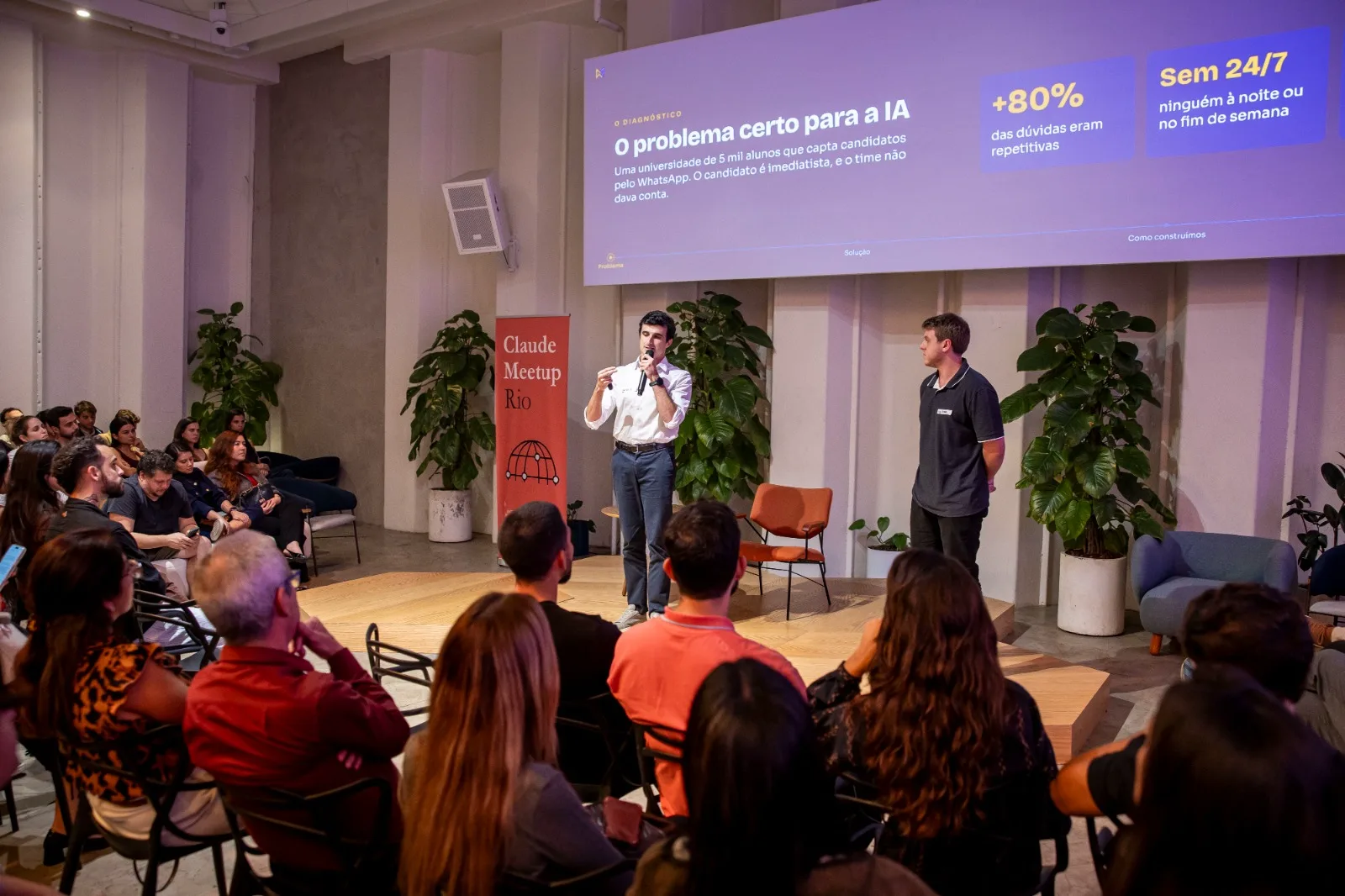 Sócios da MGV Tech apresentando agente de IA em produção no Claude Meetup Rio 2026